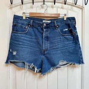 Levi’s Ribcage Button Fly Denim Cut-Off Jean Shorts. Size 34